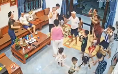 Clip gia đình 4 thế hệ cùng “quẩy” sau bữa cơm khiến dân mạng thích thú 
