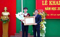 Cậu học trò lớn lên trong 'vựa ve chai' nhận Huân chương Lao động