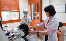 Bé trai chảy mủ tai nhiều năm, phát hiện cholesteatoma ăn sâu vào xương