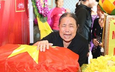 Vợ 72 tuổi bật khóc đón chồng liệt sĩ trở về sau gần 50 năm chờ đợi