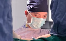 Hy hữu: Tay cầm ghi đông xe máy 'trôi' từ đùi lên tiểu khung thanh niên 25 tuổi