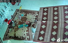 Thấy đàn ong ập vào nhà, người phụ nữ có pha 'núp lùm' cực nhanh