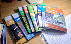 Phụ huynh chật vật tìm sách giáo khoa cho con khi năm học đã bắt đầu