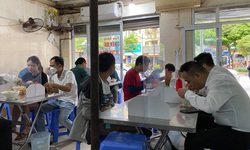 Chủ qu&#225;n cafe, ăn s&#225;ng ở H&#224; Nội phục vụ kh&#244;ng ngớt tay khi được b&#225;n tại chỗ