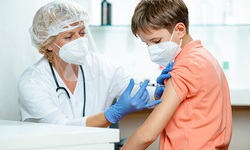 Những phản ứng c&#243; thể gặp sau ti&#234;m vaccine COVID-19 ở trẻ cần lưu &#253;