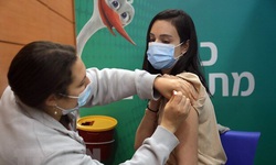 Mũi thứ 3 vaccine ngừa COVID-19 c&#243; hiệu lực k&#233;o d&#224;i 9-10 th&#225;ng