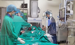 Đặt stent graft điều trị phình động mạch chủ - Bệnh viện tỉnh tự tin làm chủ kỹ thuật 
