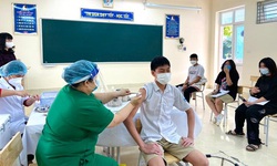 Ti&#234;m vaccine COVID-19: Học sinh h&#224;o hứng, mong ng&#224;y đến trường