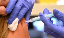 Người bệnh d&#249;ng thuốc chống đ&#244;ng m&#225;u cần ch&#250; &#253; g&#236; khi ti&#234;m vaccine ph&#242;ng COVID-19?