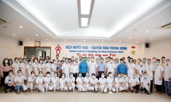 60 c&#225;n bộ y tế Viện Huyết học – Truyền m&#225;u Trung ương l&#234;n đường chi viện TP.HCM