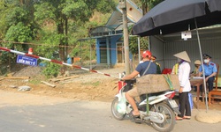 X&#244;n xao tin &quot;c&#244;ng d&#226;n trở về từ v&#249;ng dịch kh&#244;ng được v&#224;o tỉnh, phải ngủ ven đường&quot;