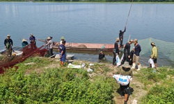 H&#224;ng chục người nhộn nhịp đ&#225;nh bắt c&#225; ở hồ Y&#234;n Sở d&#249; đang gi&#227;n c&#225;ch, kh&#244;ng ai bị xử phạt