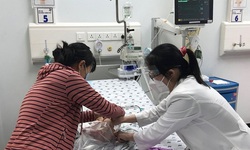 M&#249;a mưa, sốt xuất huyết &quot;r&#236;nh rập&quot; tấn c&#244;ng trẻ
