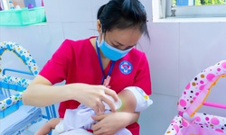Hỗ trợ 1 triệu đồng với trẻ l&#224; con sản phụ mắc COVID-19