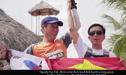 Người khiếm thị đầu ti&#234;n ở Việt Nam chinh phục một giải chạy