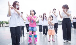 M&#224;n Flashmob Vũ điệu 2K+ &#39;h&#226;m n&#243;ng&#39; bầu kh&#244;ng kh&#237; C&#244;ng vi&#234;n Thống Nhất
