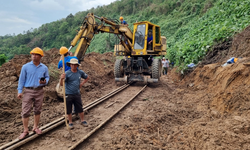 Đường sắt Bắc - Nam th&#244;ng tuyến sau gần 2 ng&#224;y gi&#225;n đoạn v&#236; mưa b&#227;o