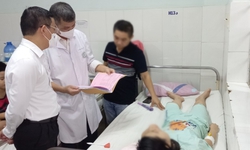 Chuy&#234;n gia Bộ Y tế trực tiếp kh&#225;m cho trẻ ngộ độc thực phẩm ở Nha Trang