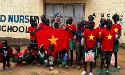 B&#225;c sĩ &quot;mũ nồi xanh&quot; Việt Nam tặng s&#225;ch vở cho học sinh tại Nam Sudan