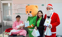 Đồng h&#224;nh c&#249;ng mẹ ch&#224;o đ&#243;n b&#233; y&#234;u m&#249;a gi&#225;ng sinh ấm &#225;p