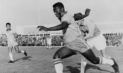 FIFA thực hiện nghi thức treo cờ rủ để tưởng nhớ &#39;vua b&#243;ng đ&#225;&#39; Pele