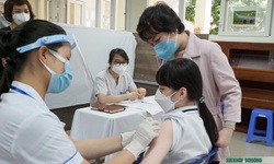Cha mẹ s&#225;t c&#225;nh c&#249;ng con đi ti&#234;m vaccine COVID-19 