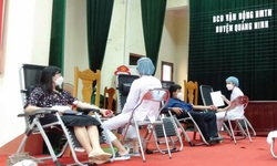 H&#224;ng trăm t&#236;nh nguyện vi&#234;n cho đi &#39;giọt hồng&#39; cứu người 