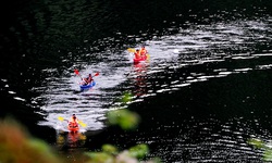 Hồ Bản C&#224;i &#39;dậy s&#243;ng&#39; bởi c&#225;c tay đua thuyền Kayak