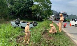 Xe m&#225;y &#39;đấu đầu&#39; &#244; t&#244;, 1 người tử vong, phương tiện biến dạng