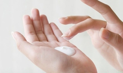 Nhận biết nguy&#234;n nh&#226;n v&#224; triệu chứng của vi&#234;m da tiết b&#227; nhờn