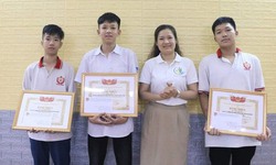Cứu người phụ nữ bị ng&#227; xuống s&#244;ng, 3 nam sinh lớp 10 được tặng bằng khen