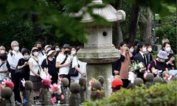 H&#236;nh ảnh người Nhật Bản tiễn đưa cựu Thủ tướng Abe Shinzo, nhiều nước treo cờ rủ