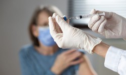 Ph&#225;p khuyến nghị tăng cường ti&#234;m vaccine mũi 4 cho người dưới 60 tuổi c&#243; nguy cơ