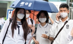 Th&#237; sinh đội mưa đi thi To&#225;n, đề kh&#243; để c&#243; điểm tuyệt đối
