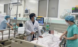 4 nam nữ thanh niên ngộ độc nguy kịch do uống rượu không rõ nguồn gốc