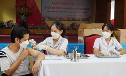 Ti&#234;m vaccine ph&#242;ng COVID-19 mũi 4 cho người khuyết tật tại Quảng B&#236;nh