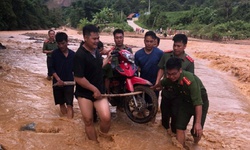 Nhiều x&#227; ở huyện miền n&#250;i Nghệ An vẫn bị chia cắt do mưa lớn