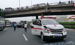 Xe cứu thương chở người bệnh bị tai nạn tr&#234;n cao tốc Ph&#225;p V&#226;n - Cầu Giẽ