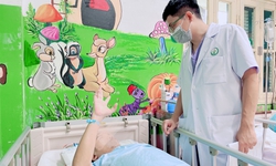 Đau đầu, n&#244;n li&#234;n tục, v&#224;o viện b&#225;c sĩ ph&#225;t hiện người đ&#224;n &#244;ng mang khối u sọ hầu lớn