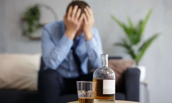 Đau đầu sau uống rượu bia c&#243; n&#234;n d&#249;ng thuốc giảm đau?