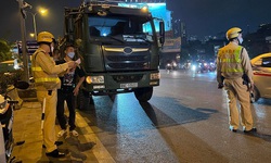 Xử l&#253; 3 người theo d&#245;i, b&#225;o tin cho t&#224;i xế n&#233; chốt CSGT