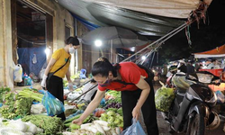 H&#224; Nội: H&#224;ng h&#243;a dồi d&#224;o, gi&#225; rau xanh &#39;hạ nhiệt&#39;