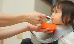 Những sai lầm bố mẹ dễ gặp phải khi cho trẻ ăn bổ sung