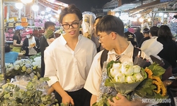 Chợ hoa lớn nhất H&#224; Nội nhộn nhịp kẻ b&#225;n, người mua trước ng&#224;y phụ nữ Việt Nam