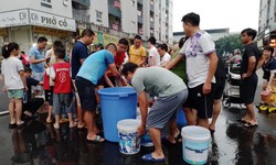 Sau h&#224;ng loạt chỉ đạo, người d&#226;n Khu đ&#244; thị Thanh H&#224; vẫn &#39;rồng rắn&#39; xếp h&#224;ng xin nước sạch