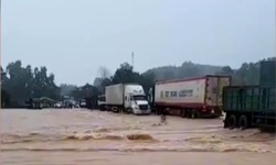 VIDEO: Bất chấp cảnh b&#225;o đường ngập, nhiều phương tiện vẫn liều m&#236;nh &#39;vượt&#39; lũ