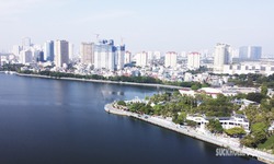 Trả lại vẻ đẹp b&#236;nh y&#234;n, thơ mộng cho Hồ T&#226;y sau khi dẹp t&#224;u sắt v&#224; c&#225; koi