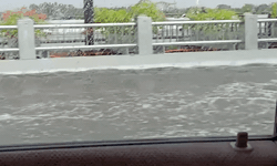[VIDEO] C&#225;c phương tiện rẽ nước đi tr&#234;n c&#226;y cầu Vĩnh Tuy 2