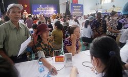 Gần 2.000 người được kh&#225;m bệnh, cấp ph&#225;t thuốc miễn ph&#237; tại Ng&#224;y hội y tế cơ sở