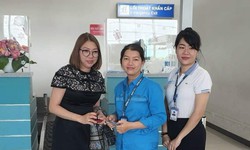 Nữ lao c&#244;ng s&#226;n bay trả lại vi&#234;n kim cương 550 triệu đồng cho h&#224;nh kh&#225;ch